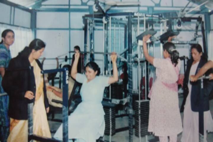 Shrimati Binzani Mahila Mahavidyala campus in Nagpur, Maharashtra, India — photo 6