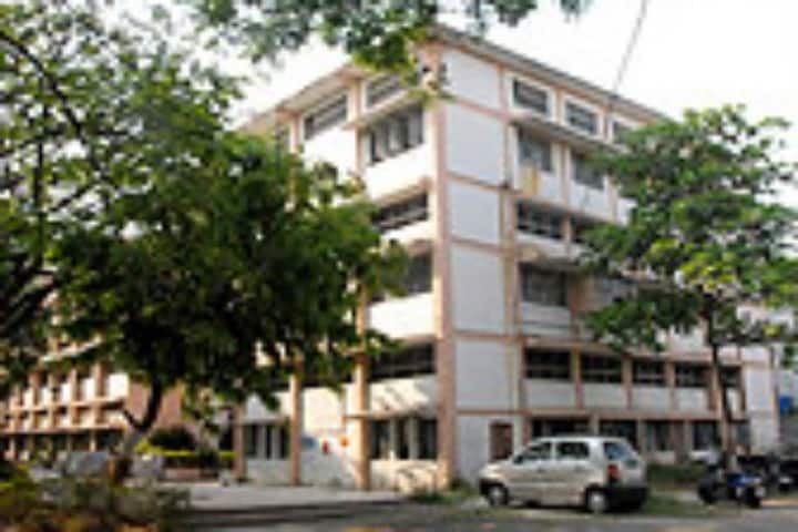Dharampeth MP Deo Memorial Science College, Nagpur campus in Nagpur, Maharashtra, India