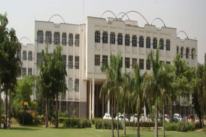 Sudha Rustagi College of Dental Sciences and Research campus in Faridabad, Haryana, India — photo 1