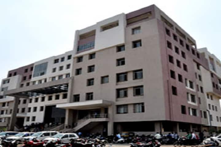 Dr DY Patil Arts Commerce and Science College campus in Pune, Maharashtra, India — photo 2