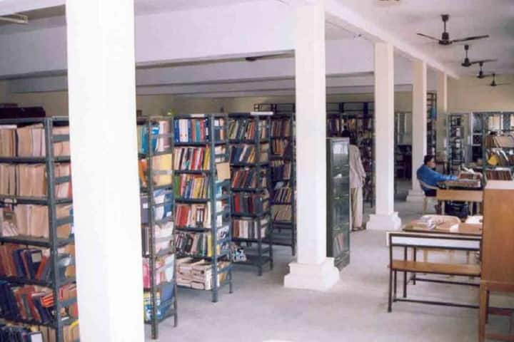 Dharmamurthi Rao Bahadur Calavala Cunnan Chetty's Hindu College campus in Chennai, Tamil Nadu, India — photo 3