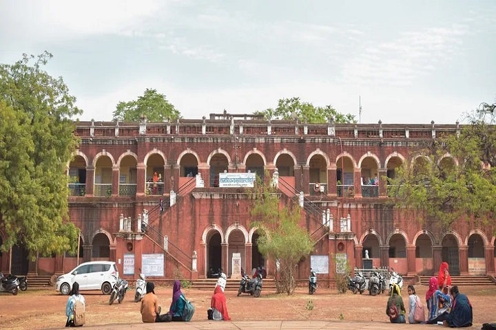 Sw Smt Indira Gandhi Government Girls College, Shivpuri campus in Shivpuri, Madhya Pradesh, India