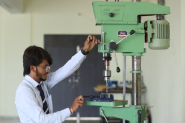 Dr VR Godhania College of Engineering and Technology campus in Porbandar, Gujarat, India — photo 3