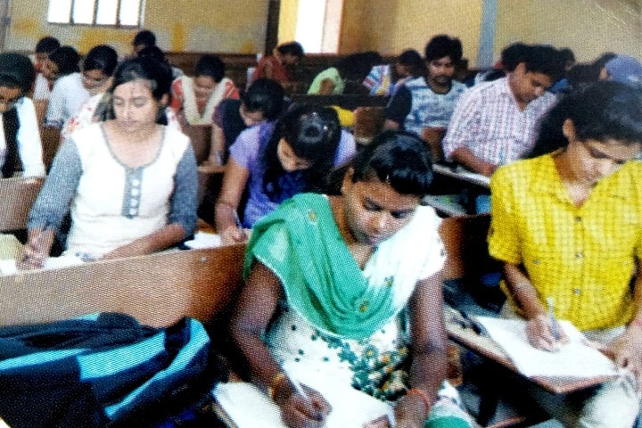 Kishori Lal PG College campus in Allahabad, Uttar Pradesh, India — photo 2