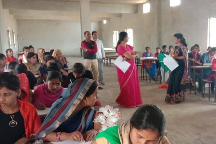 Shivkali Yadav Jagpatti Balika Mahavidyalaya campus in Handia, Uttar Pradesh, India — photo 2