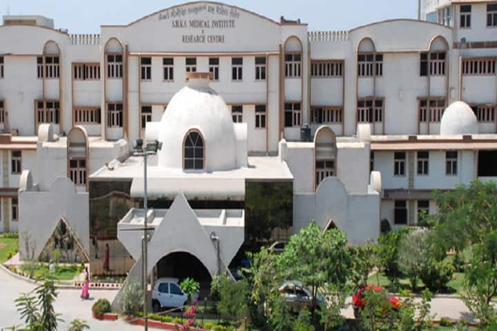 Smt B K Shah Medical Institute and Research Center campus in Vadodara, Gujarat, India — photo 2