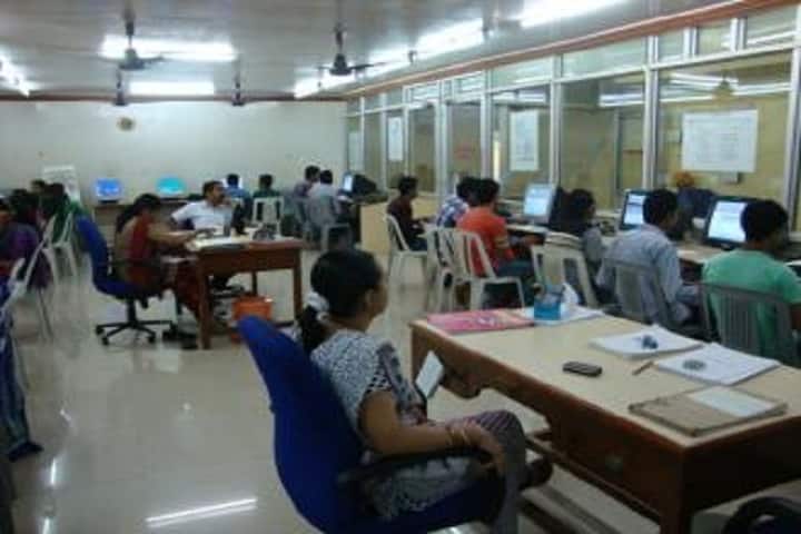 MK College of Commerce campus in Bharuch, Gujarat, India — photo 4