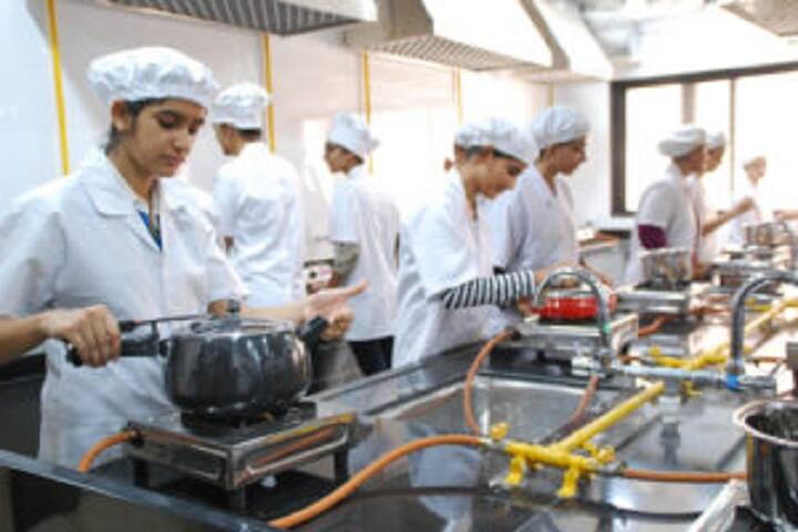 Sheth PT Mahila College of Arts and Home Science campus in Surat, Gujarat, India — photo 4
