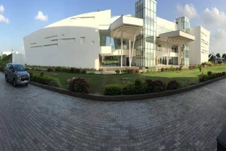 Uttam Prakash Agarwal College of Commerce and Economics campus in Abu Road, Rajasthan, India — photo 1