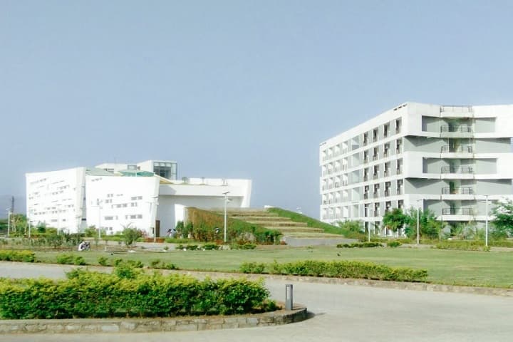 Uttam Prakash Agarwal College of Commerce and Economics campus in Abu Road, Rajasthan, India — photo 2