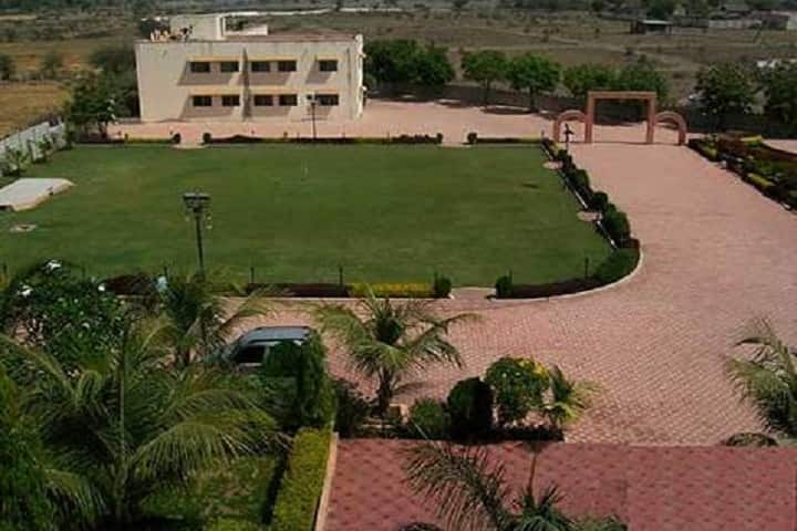 Smt RD Gardi College campus in Rajkot, Gujarat, India — photo 2