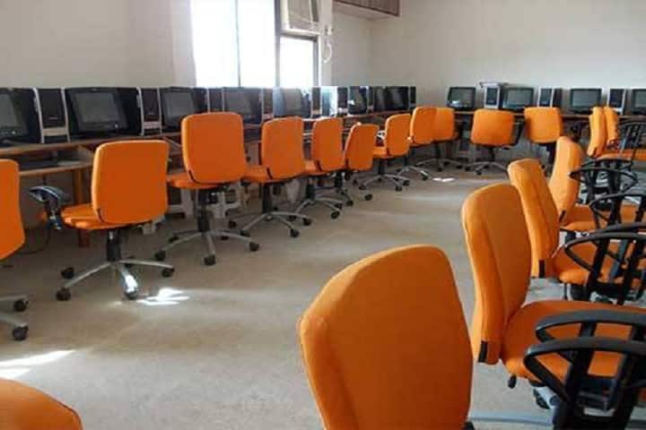Smt RD Gardi College campus in Rajkot, Gujarat, India — photo 3