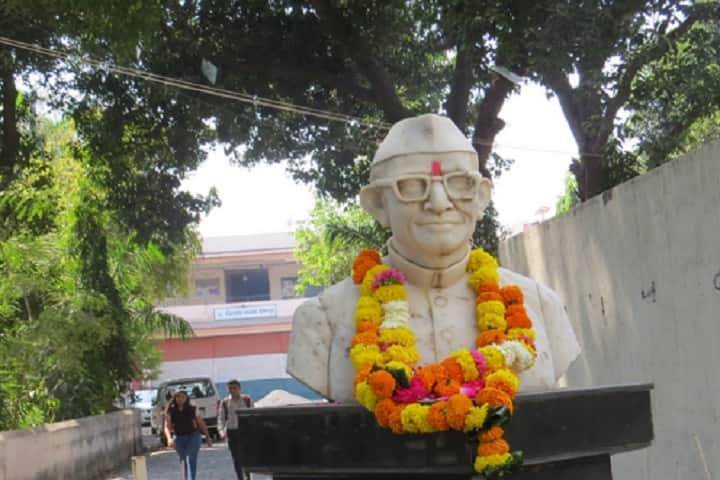 Navyug Commerce College campus in Surat, Gujarat, India — photo 1