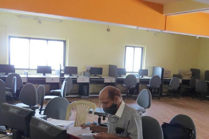 Navyug Commerce College campus in Surat, Gujarat, India — photo 2