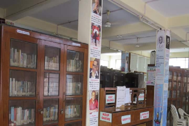 Navyug Commerce College campus in Surat, Gujarat, India — photo 3