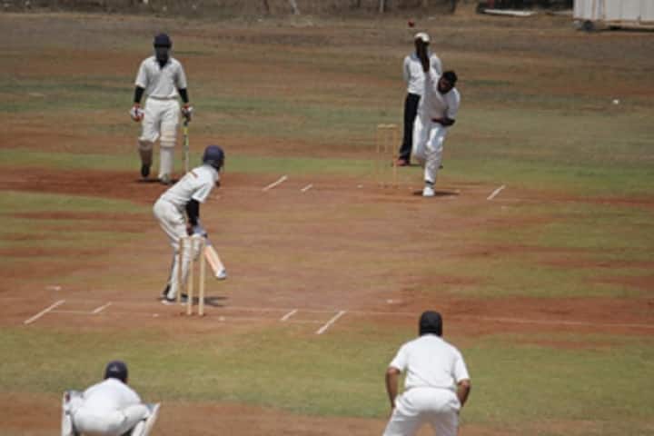 Navyug Commerce College campus in Surat, Gujarat, India — photo 4