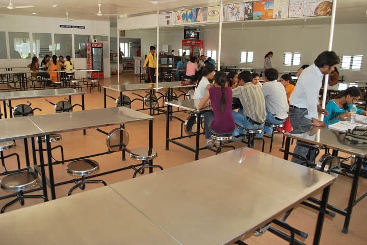 Pramukh Swami Science and HD Patel Arts College campus in Kadi, Gujarat, India — photo 3