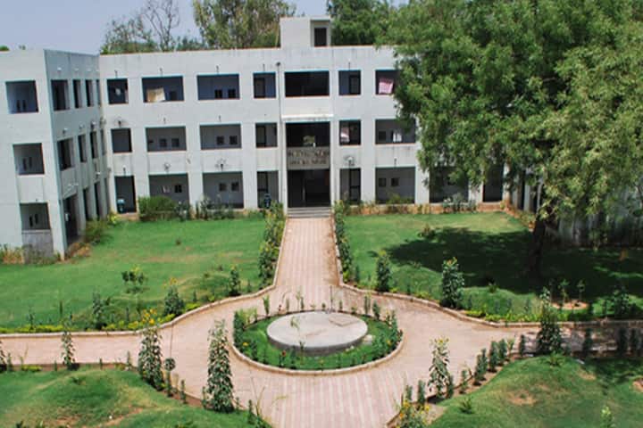 Pramukh Swami Science and HD Patel Arts College campus in Kadi, Gujarat, India — photo 6