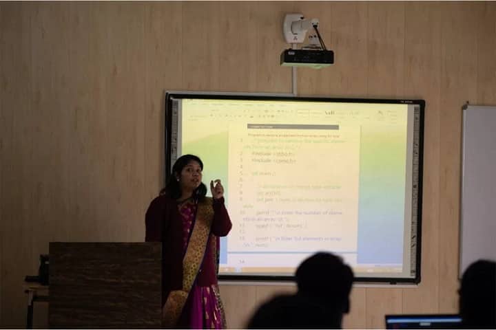 Lal Bahadur Shastri Girls College of Management campus in Lucknow, Uttar Pradesh, India — photo 5
