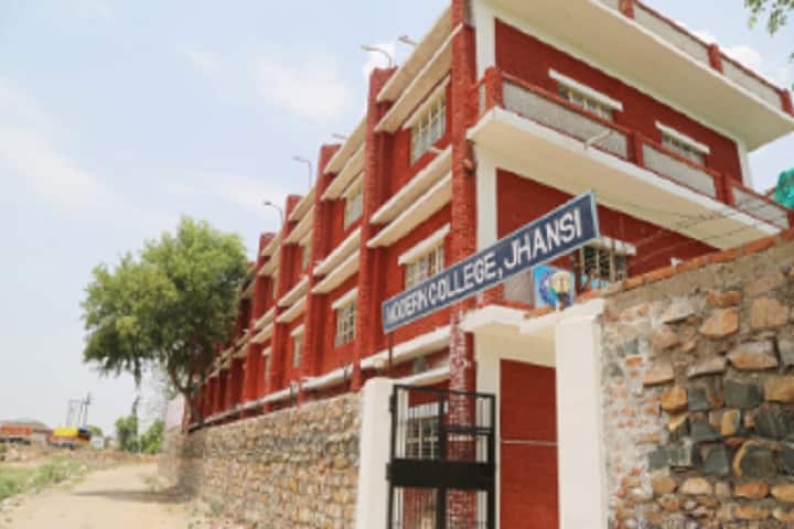 Modern College campus in Jhansi, Uttar Pradesh, India — photo 1
