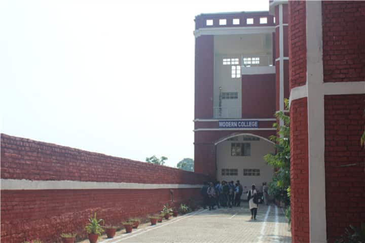 Modern College campus in Jhansi, Uttar Pradesh, India — photo 2