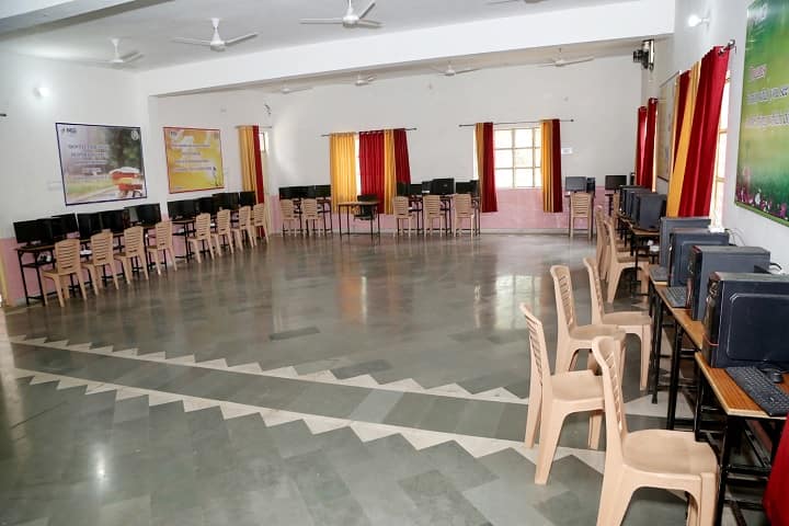 Modern College campus in Jhansi, Uttar Pradesh, India — photo 3