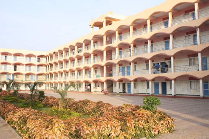 Shri Sant Gadge Baba College of Engineering and Technology campus in Bhusawal, Maharashtra, India — photo 1