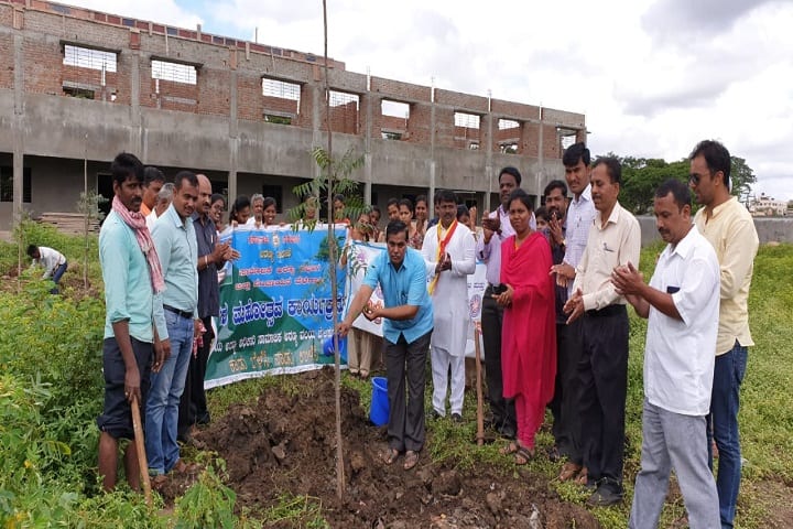 Government First Grade College for Women campus in Belgaum, Karnataka, India — photo 4