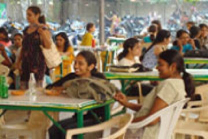Vanita Vishram Womens College of Commerce campus in Surat, Gujarat, India — photo 4