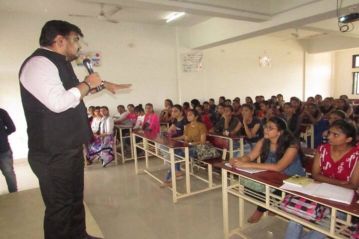 Vanita Vishram Womens College of Commerce campus in Surat, Gujarat, India — photo 5