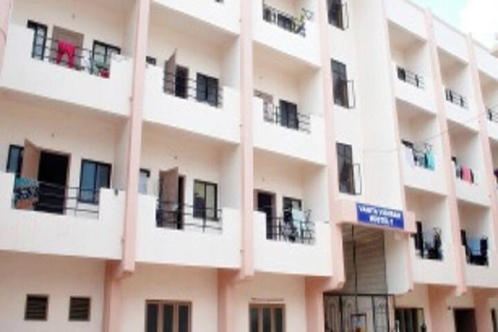 Vanita Vishram Womens College of Commerce campus in Surat, Gujarat, India — photo 6