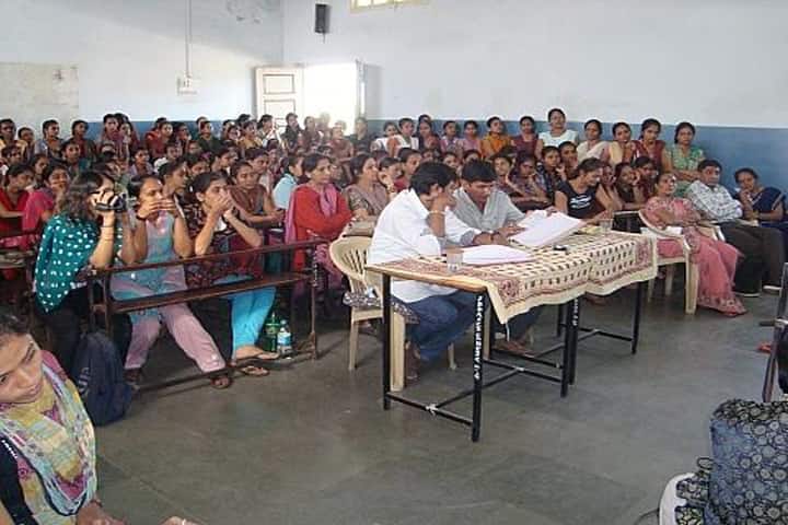 Shree JB Dharukawala Mahila Arts College campus in Surat, Gujarat, India — photo 2