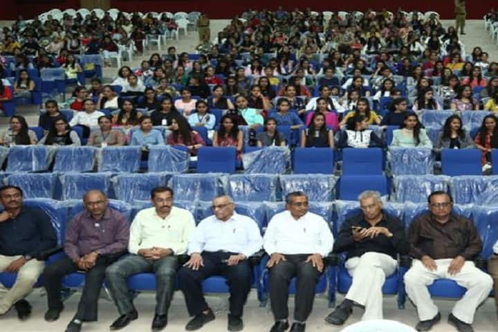 Shree JB Dharukawala Mahila Arts College campus in Surat, Gujarat, India — photo 6