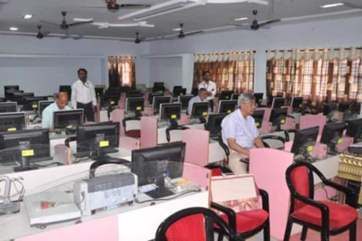 Mahatma Fule Arts Commerce and Sitaramji Choudhari Science Mahavidyalaya campus in Amravati, Maharashtra, India — photo 4