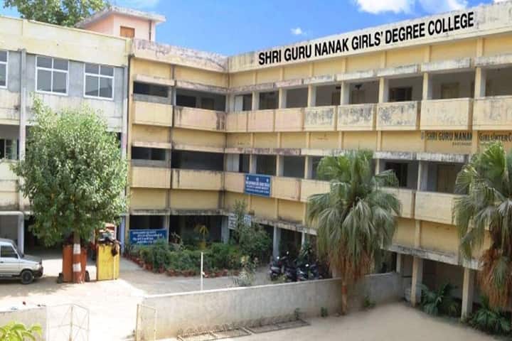 Shri Guru Nanak Girls Degree College campus in Lucknow, Uttar Pradesh, India — photo 1
