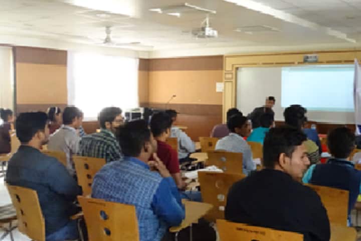 Pune District Education Association's Mamasaheb Mohol College campus in Pune, Maharashtra, India — photo 2