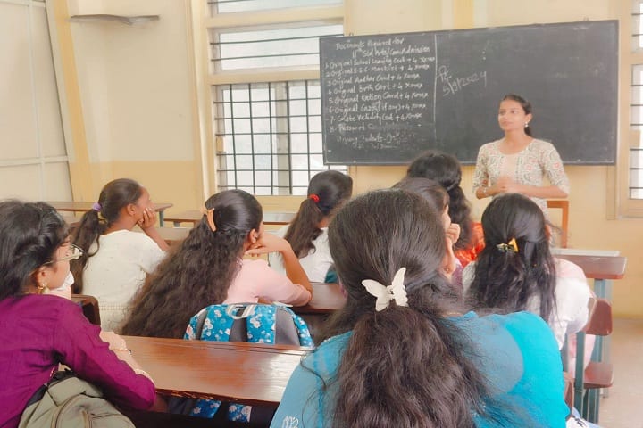Lions Juhu Nandlal Jalan Mahila Mahavidyalaya campus in Mumbai City, Maharashtra, India — photo 1