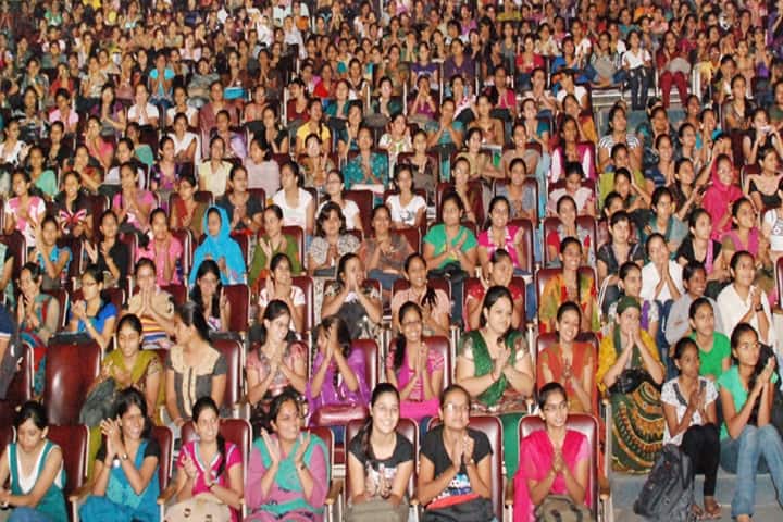Shri Sadgurudev Shri Ranchhoddasji Bapu Mahila Home Science College and Lt Meenaben Jayantilal Kundaliya English Medium Mahila Commerce and BBA College campus in Rajkot, Gujarat, India — photo 2