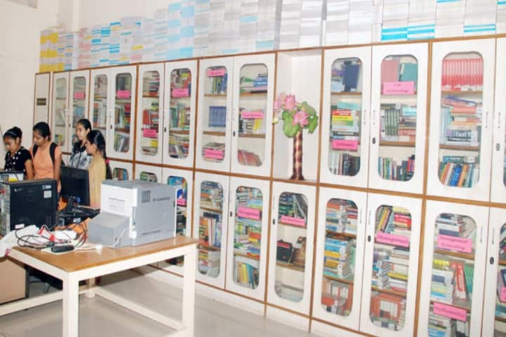 Shri Sadgurudev Shri Ranchhoddasji Bapu Mahila Home Science College and Lt Meenaben Jayantilal Kundaliya English Medium Mahila Commerce and BBA College campus in Rajkot, Gujarat, India — photo 6