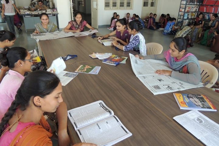 Smt RR Patel Mahila Arts and Commerce College campus in Rajkot, Gujarat, India — photo 2