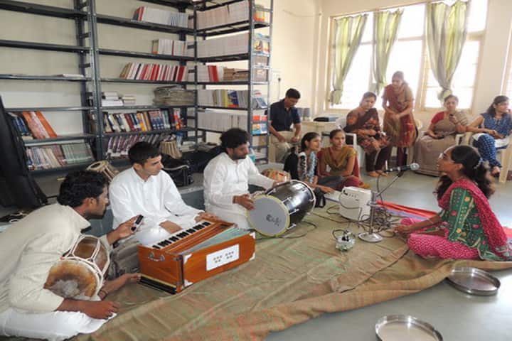 Smt RR Patel Mahila Arts and Commerce College campus in Rajkot, Gujarat, India — photo 3