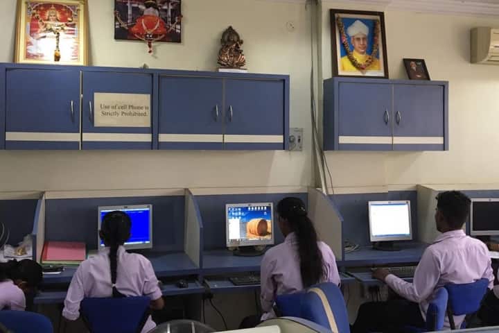 RS Mundle Dharampeth Arts and Commerce College campus in Nagpur, Maharashtra, India — photo 4