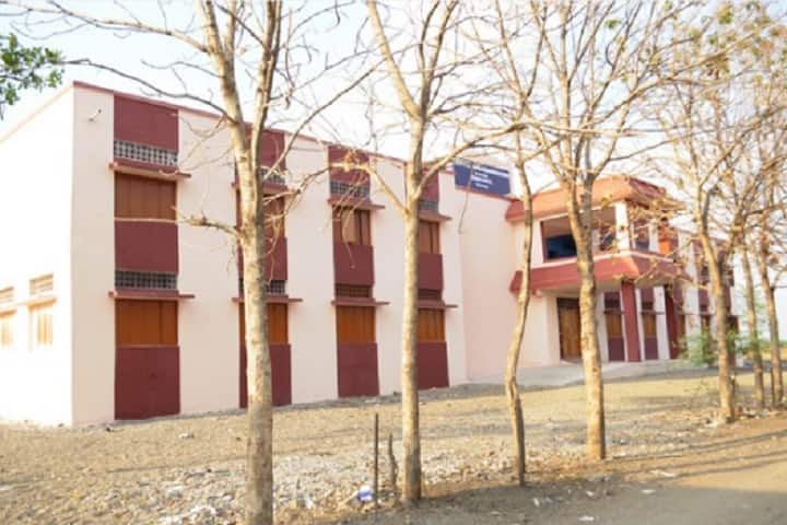 Shikshan Maharshi Dnyandeo Mohekar Mahavidyalaya campus in Kalamb, Maharashtra, India — photo 2