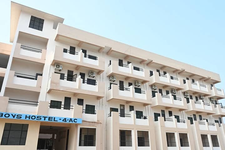 Varun Arjun Medical College campus in Shahjahanpur, Uttar Pradesh, India — photo 3