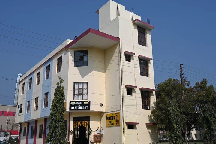 Varun Arjun Medical College campus in Shahjahanpur, Uttar Pradesh, India — photo 6