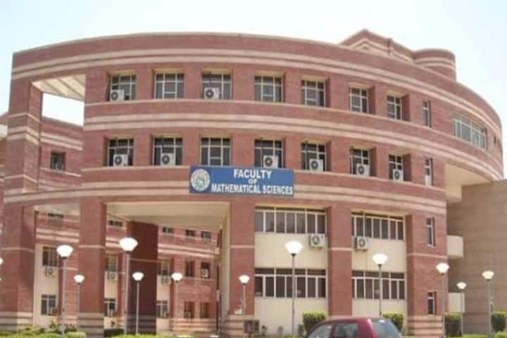 DU Delhi campus in New Delhi, Delhi, India — photo 4