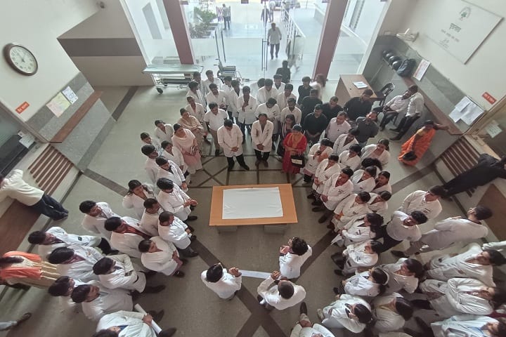 Shri Gorakshnath Medical College Hospital and Research Centre campus in Gorakhpur, Uttar Pradesh, India — photo 2