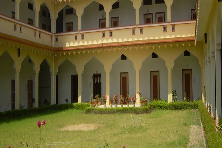 Talimuddin Niswan Mahavidyalaya campus in Mau, Uttar Pradesh, India — photo 2