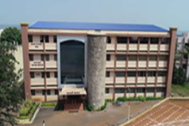 Venutai Chavan College campus in Karad, Maharashtra, India — photo 1