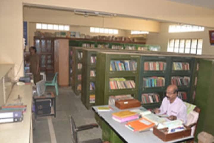 Venutai Chavan College campus in Karad, Maharashtra, India — photo 4